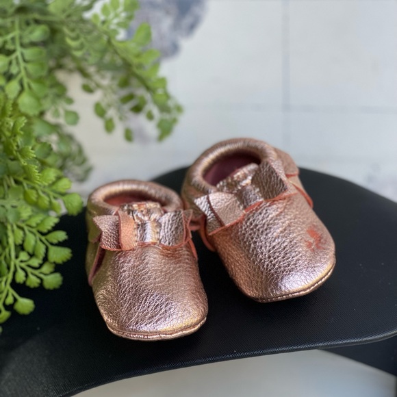 FRESHLY PICKED baby moccasins rose gold metallic Size 2 - Picture 4 of 6